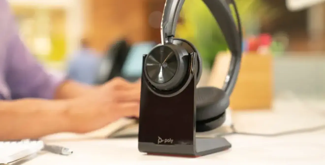 Poly Voyager Focus 2 Teams Office Lifestyle 1 M1551027