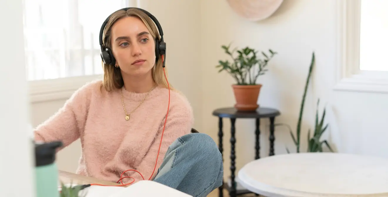 Blackwire 8225 Home Student Female Lifestyle M1667054