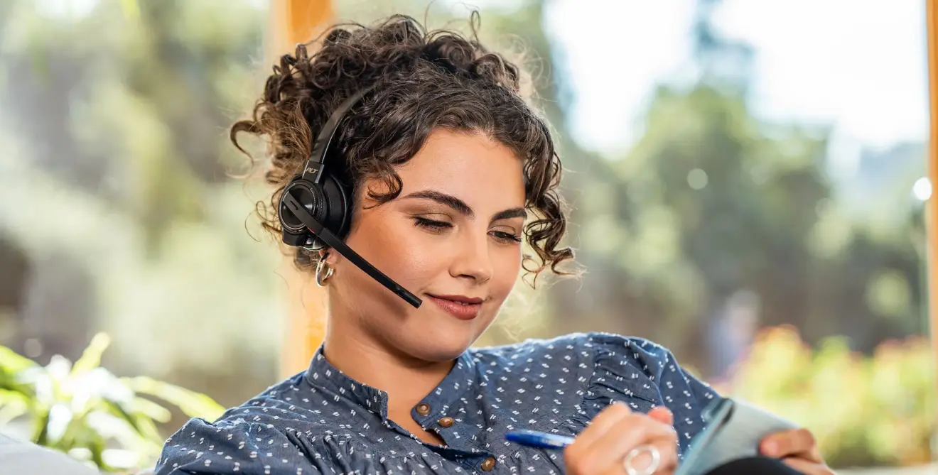 Savi 8210 Home Female Lifestyle 2 Web M1643067