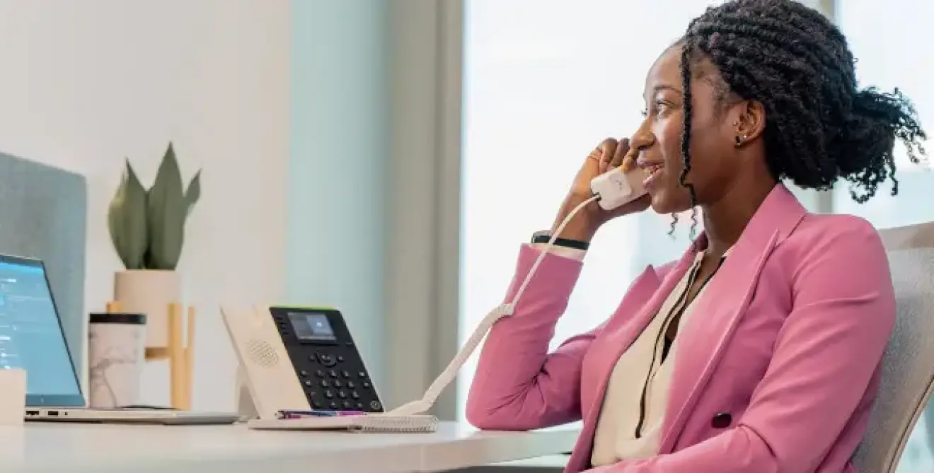 Edge E220 Office Female Lifestyle 3 Web M2872934