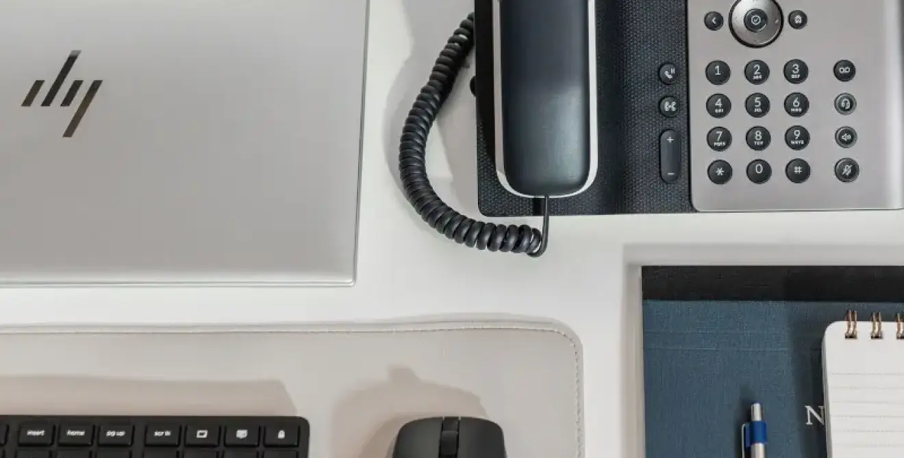 Poly Edge E550 Series Ip Deskphone Office Environmental 2 Web M2865540