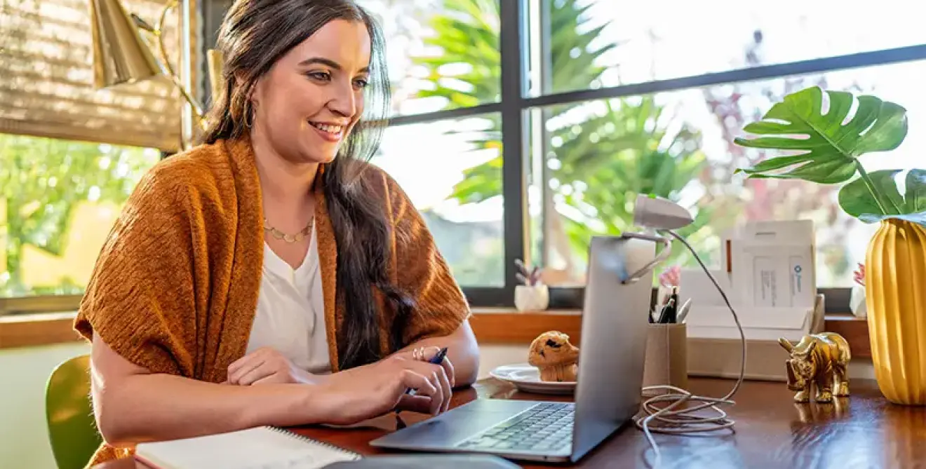 Poly Sync 10 Silver Usb A Two Microphones Lifestyle 4 Sup M0236320