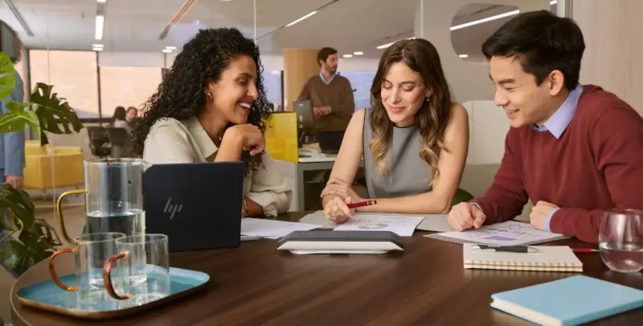 Poly Sync 40 Lifestyle 11449 M2947953